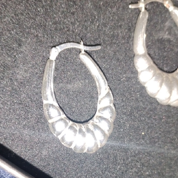 Elegant Silver Hoop Earrings Different Sizes - Picture 4 of 6